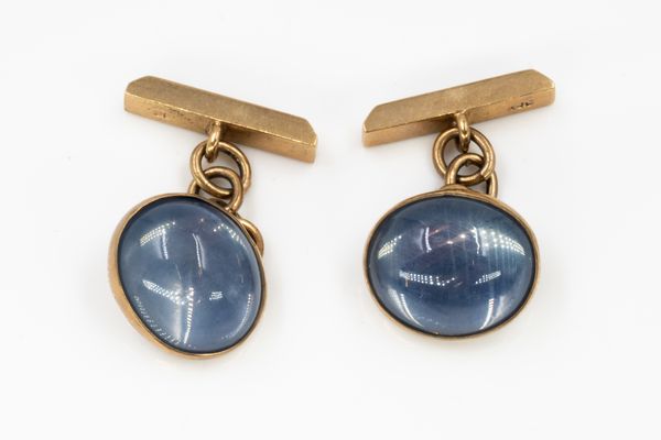 A PAIR OF GOLD MOUNTED, CABOCHON BLUE GEMSET CUFFLINKS