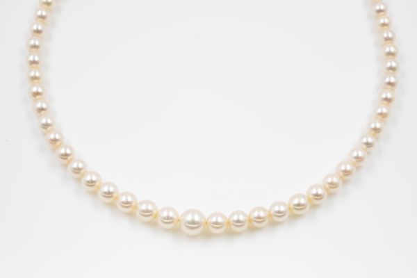 A SINGLE ROW NECKLACE OF GRADUATED CULTURED PEARLS