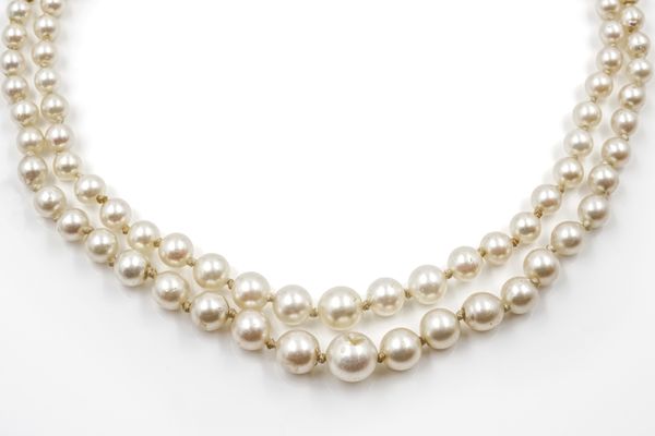 A TWO ROW NECKLACE OF GRADUATED CULTURED PEARLS