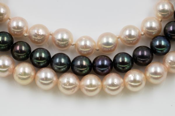 A CULTURED PEARL BRACELET AND TWO CULTURED PEARL NECKLACES (3)