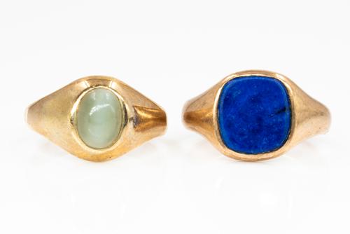 A 9CT GOLD AND LAPIS LAZULI SIGNET RING AND A GOLD AND QUARTZ CAT'S EYE SIGNET RING (2)