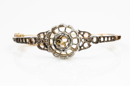 A GOLD AND SILVER OVAL HINGED BANGLE MOUNT