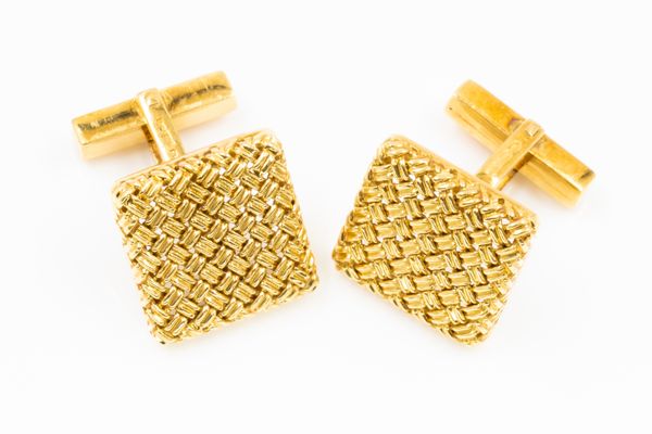 A PAIR OF 18CT GOLD CUFFLINKS