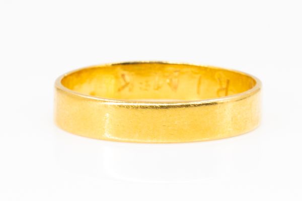 A 22CT GOLD WEDDING RING