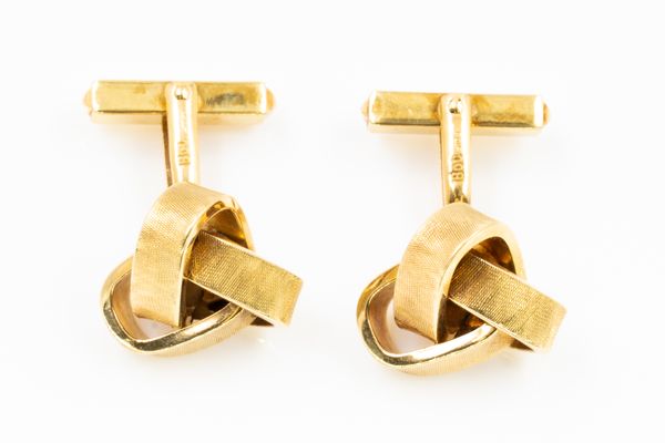 A PAIR OF 18CT GOLD CUFFLINKS