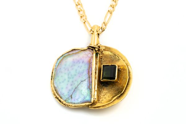 A GOLD AND GEM SET PENDANT WITH A GOLD NECKCHAIN (2)