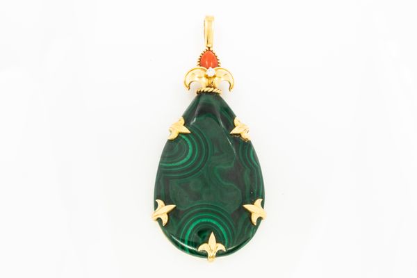 A GOLD, MALACHITE, DIAMOND AND CORAL PENDANT