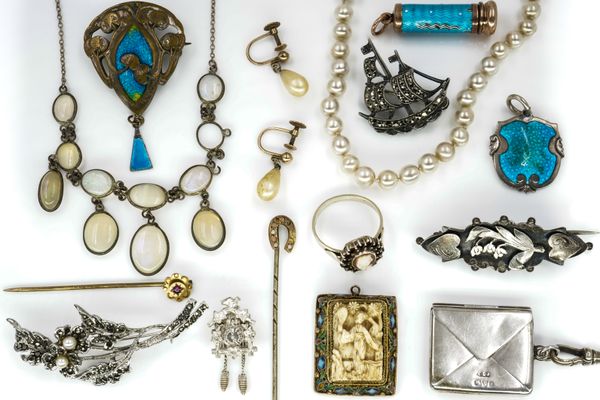 A GROUP OF FIFTEEN ITEMS OF MOSTLY JEWELLERY (15)