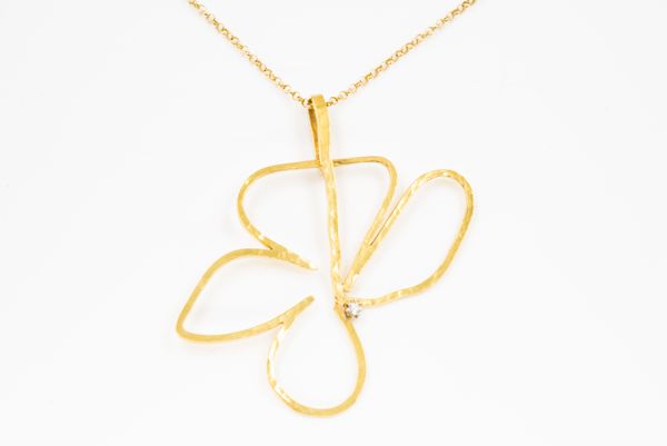 A GOLD AND DIAMOND PENDANT WITH A GOLD NECKCHAIN