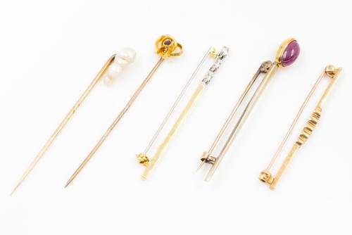 THREE BROOCHES AND TWO STICK PINS (5)