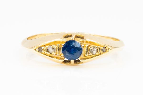 AN 18CT GOLD, SAPPHIRE AND DIAMOND RING