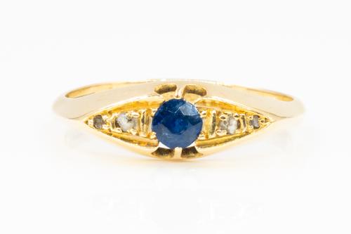 AN 18CT GOLD, SAPPHIRE AND DIAMOND RING