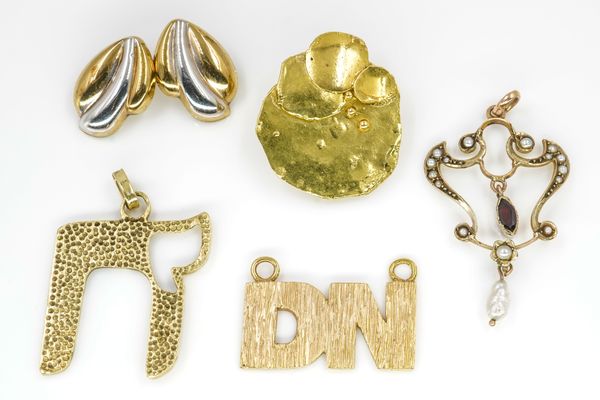 FIVE ITEMS OF GOLD JEWELLERY (5)