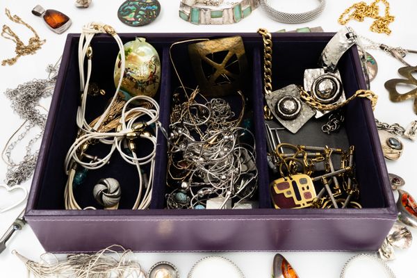 A GROUP OF SILVER AND COSTUME JEWELLERY (QTY)