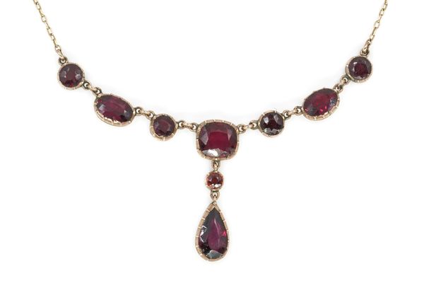 A GOLD AND GARNET NECKLACE