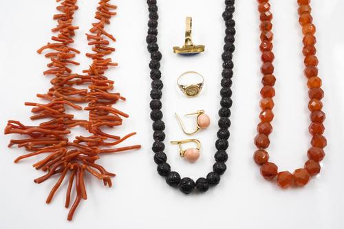 TWO RINGS, A PAIR OF EARRINGS AND THREE NECKLACES (6)