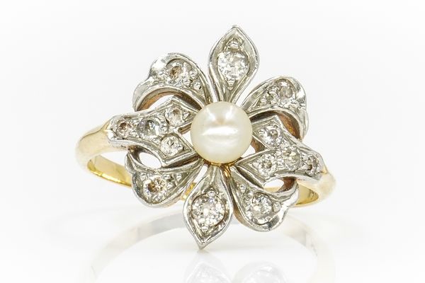 A GOLD, DIAMOND AND CULTURED PEARL RING