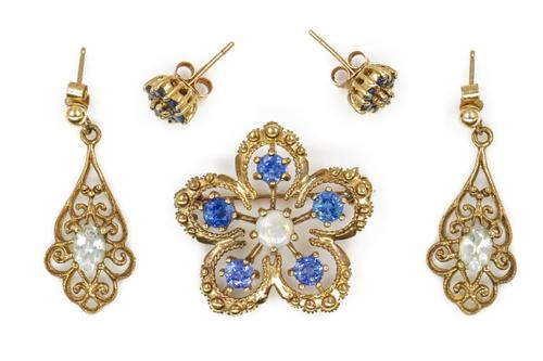 A 9CT GOLD, OPAL AND SAPPHIRE PENDANT BROOCH AND TWO PAIRS OF GOLD AND GEM SET EARRINGS (3)