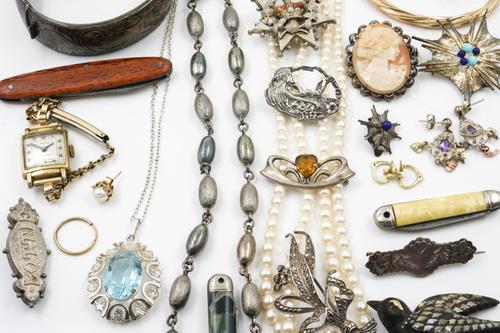 A GOLD OVAL HINGED BANGLE, A TWO ROW NECKLACE OF CULTURED PEARLS AND FURTHER ITEMS (24)