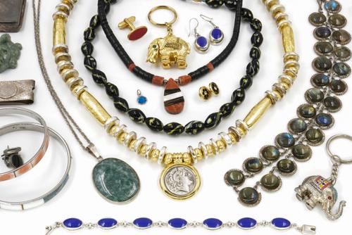 A GROUP OF COSTUME JEWELLERY AND FURTHER ITEMS (QTY)