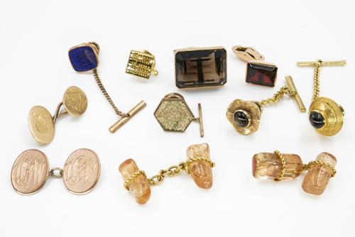 A GROUP OF DRESS JEWELLERY (10)