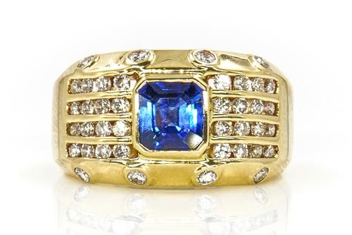 A YELLOW GOLD, SAPPHIRE AND DIAMOND RING