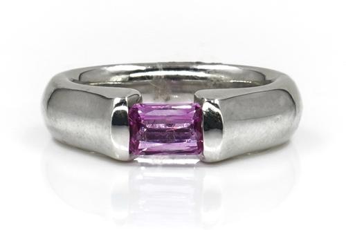 A WHITE GOLD AND PINK SAPPHIRE SINGLE STONE RING