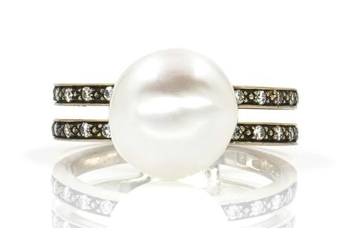 AN H.STERN NOBLE GOLD, CULTURED PEARL AND DIAMOND RING