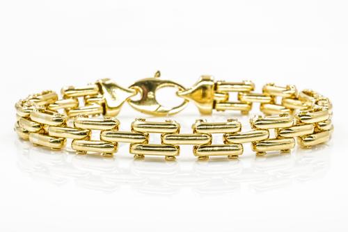 A YELLOW GOLD BRACELET