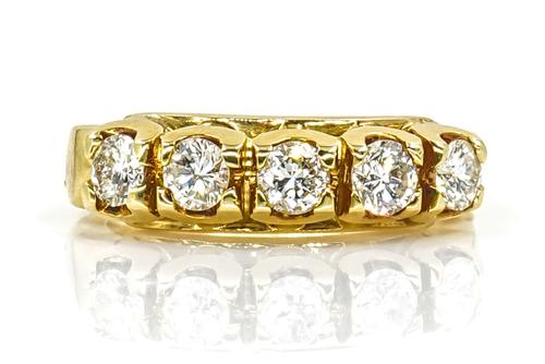 A YELLOW GOLD AND DIAMOND FIVE STONE RING