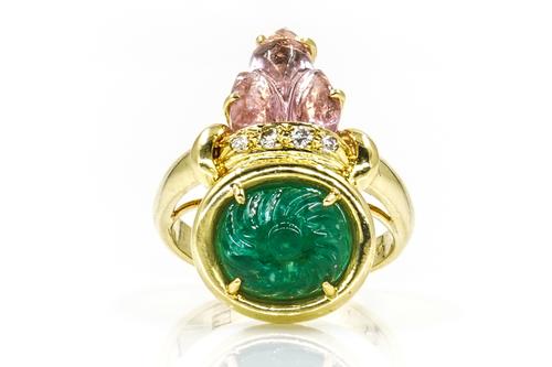 A YELLOW GOLD, EMERALD, PINK TOURMALINE AND DIAMOND RING