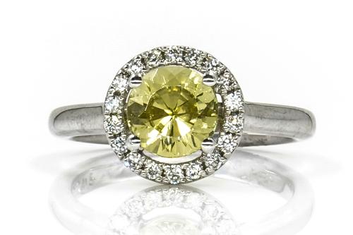 A WHITE GOLD, YELLOW CHRYSOBERYL AND DIAMOND RING