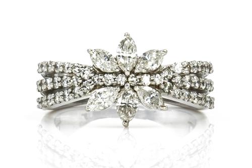 A WHITE GOLD AND DIAMOND RING