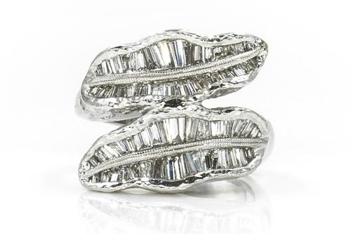 A WHITE GOLD AND DIAMOND RING