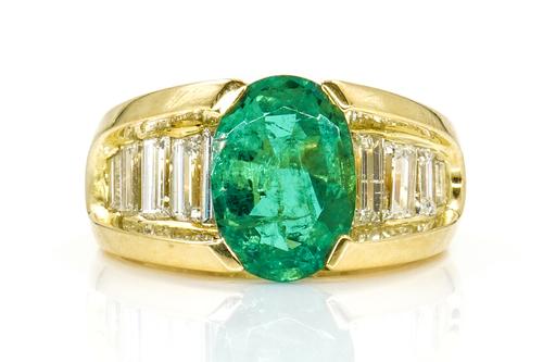 A YELLOW GOLD, EMERALD AND DIAMOND RING