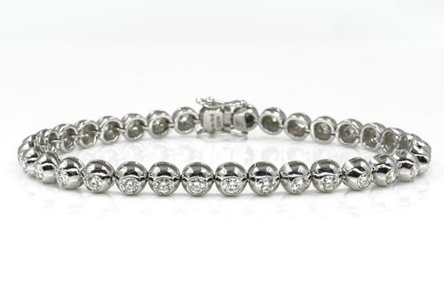 A WHITE GOLD AND DIAMOND TENNIS BRACELET