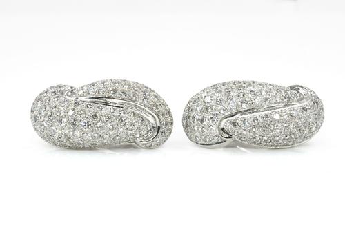 A PAIR OF WHITE GOLD AND DIAMOND EARCLIPS
