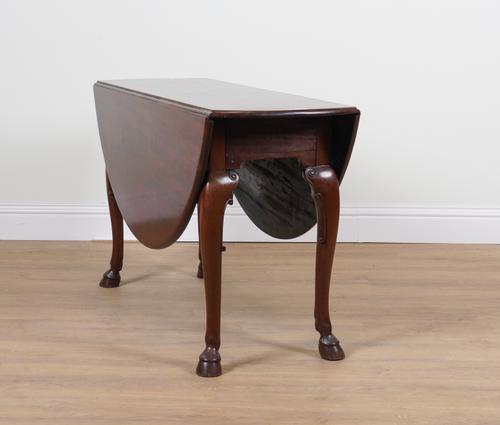 A MID 18TH CENTURY MAHOGANY DROP FLAP TABLE