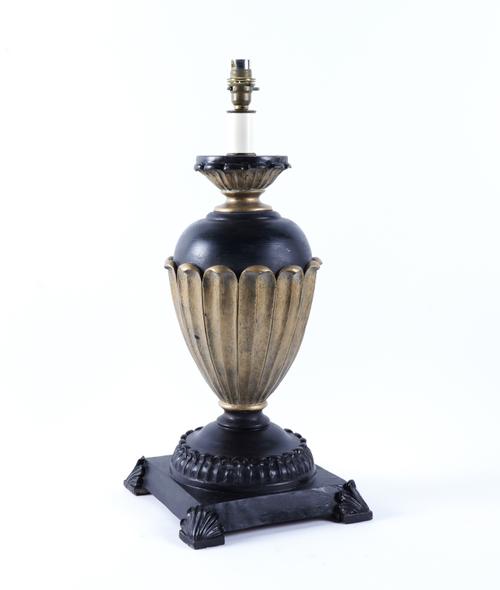 A GILT AND EBONISED TAPERING OVOID SHADED TABLE LAMP