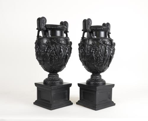 A PAIR OF BLACK COMPOSITE TOWNLEY VASES ON PLINTHS AFTER THE ANTIQUE  (2)