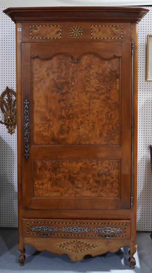 A 19TH CENTURY FRENCH FIGURED WALNUT SINGE DOOR ARMOIRE