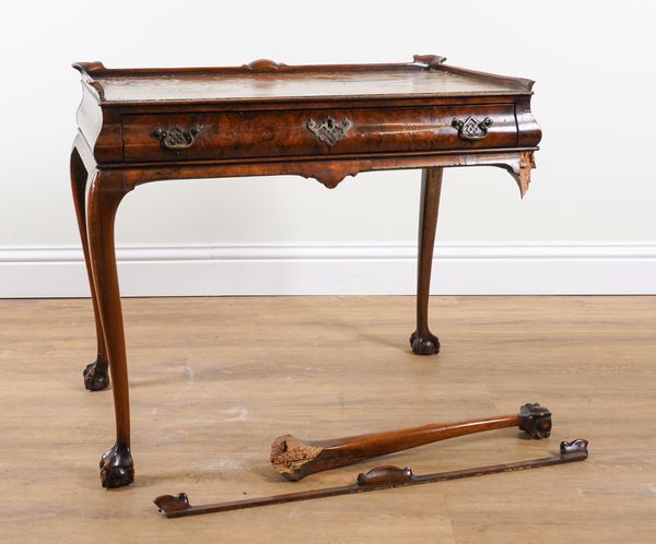 AN GEORGE II STYLE FIGURED WALNUT TRAY TOP SILVER TABLE