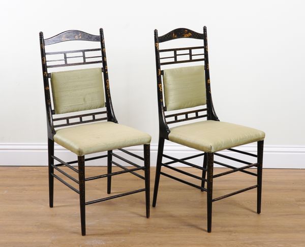 A PAIR OF LATE 19TH CENTURY BLACK LACQUER CHINOISERIE DECORATED SIDE CHAIRS (2)