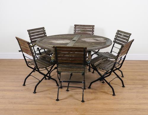 A SLATTED WOOD AND BLACK METAL CIRCULAR GARDEN TABLE (7)