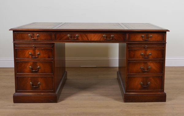 AN 18TH CENTURY STYLE MAHOGANY NINE DRAWER PEDESTAL DESK