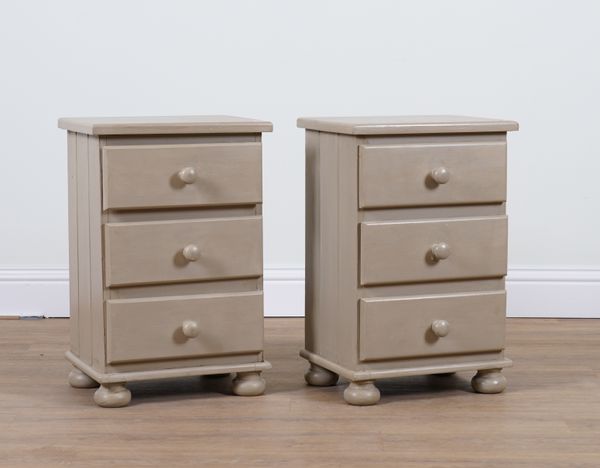 A PAIR OF GREY PAINTED PINE THREE DRAWER BEDSIDE CHESTS (2)