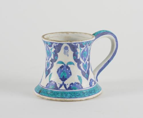 AN IZNIK POTTERY MUG