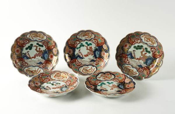 A SET OF FIVE JAPANESE IMARI LOBED DISHES (5)