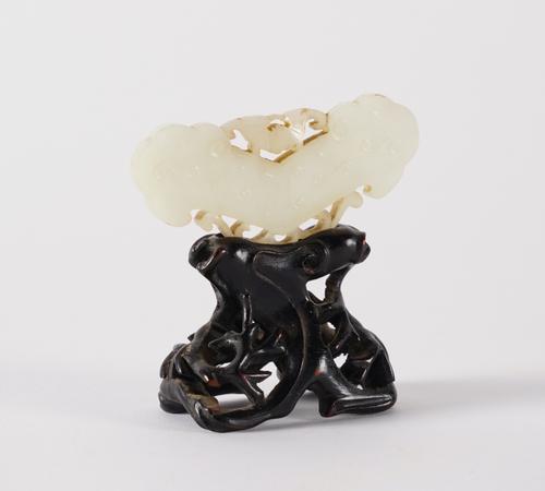 A CHINESE WHITE JADE PENDANT  (2)