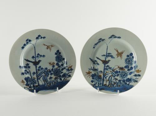 A PAIR OF CHINESE EXPORT PLATES (2)